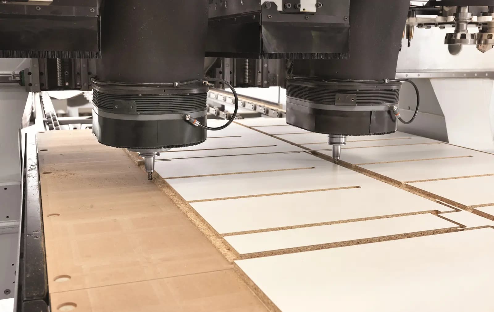 CNC industrial a cortar painéis de melamina em nesting